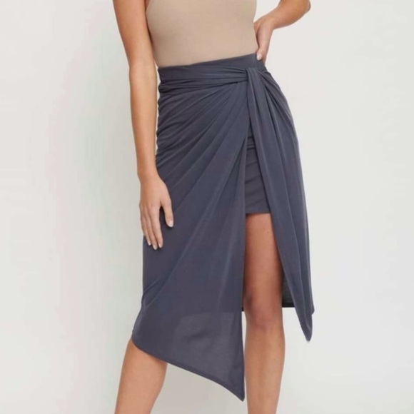 Dynamite Dresses & Skirts - Womens Dynamite ruched dark navy blue midi skirt with slit size small